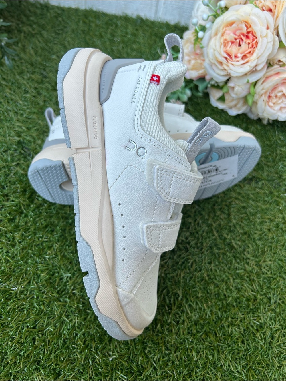 On running Kids 
The Roger  Little
Kid size 12 unisex 
Color:White/Glacier new
